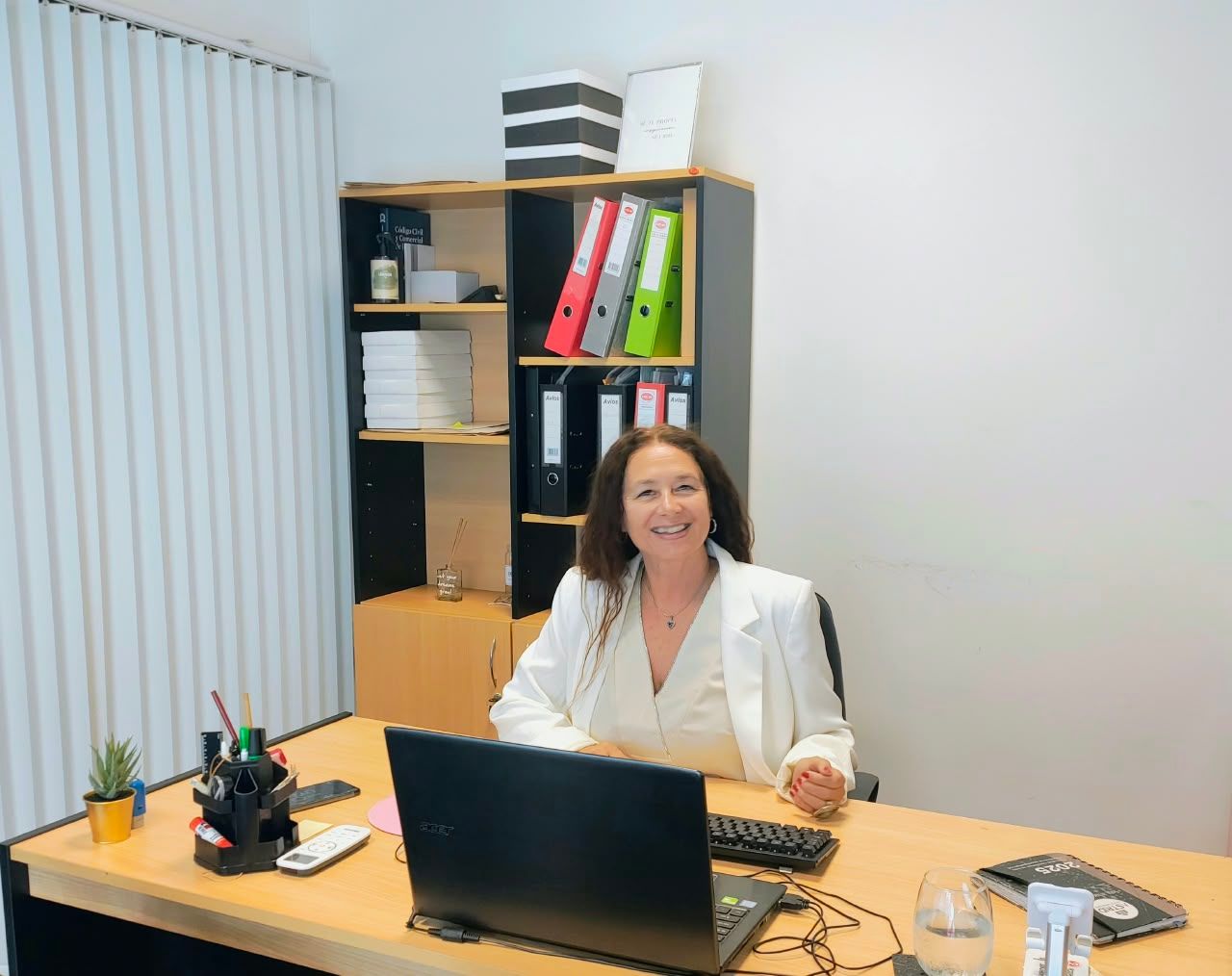Astrid Gonzalez, Martillera y Corredora Pública